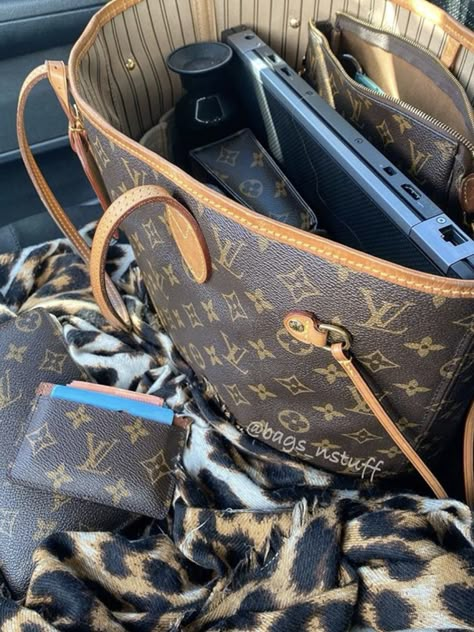 Aesthetic Louis Vuitton, Vuitton Outfit, What's In My Purse, Louis Vuitton Neverfull Monogram, Handbag Essentials, Louis Vuitton Handbag, Laptop Shoulder Bag, Women's Bags By Style, Lv Bags