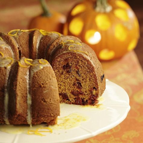 This pretty pumpkin-cranberry Bundt cake is a delicious alternative to holiday pumpkin pie. Healthy Christmas Dessert Recipes, Xmas Desserts Recipes, Healthy Christmas Desserts, Easy Bundt Cake Recipes, Pumpkin Bundt, Easy Bundt Cake, Xmas Desserts, Pumpkin Bundt Cake, Pumpkin Cake Recipes