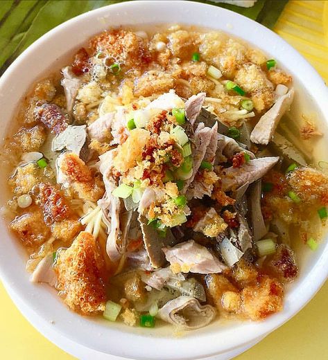 The original and authentic La Paz Batchoy recipe is truly exotic, it has chopped pork liver strips, pork intestines and the noodles are more chewy. What makes it so delicious is the guinamos shrimp paste, crushed chicharon, toasted garlic and the oroma of spring onions all flavors are bursting in one bowl of soup. Filipino Soups, La Paz Batchoy, Filipino Soup Recipes, Best Filipino Recipes, Lutong Pinoy, Pork Liver, Philippine Cuisine, Philippines Recipes, Filipino Recipe