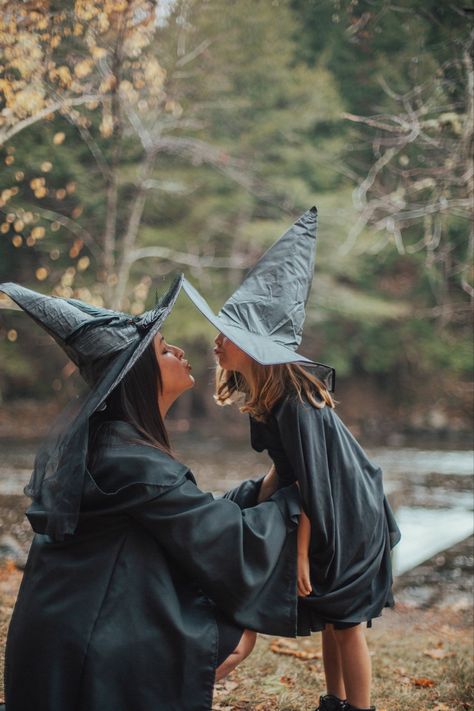 Mommy And Me Witch Photoshoot, Witch Photoshoot Kids, Mother Daughter Halloween Photo Shoot, Mother Daughter Witch Photoshoot, Witchy Photography, Halloween Mums, Fotos Halloween, Fantasy Shoot, Spooky Shoot