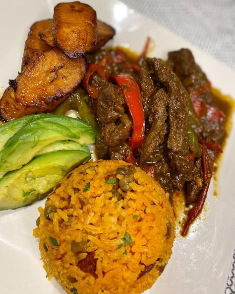 Europe Food Recipes, Pepper Steak And Onions, Sweet Plantains, Steak And Onions, Carribean Food, Dominican Food, Haitian Food Recipes, Caribbean Food, Pepper Steak