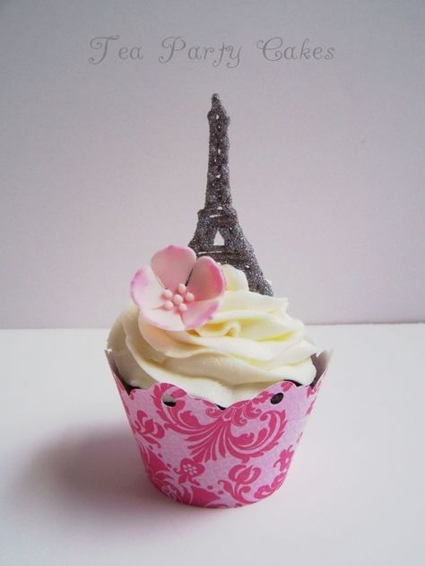 ~Magnifique~ Cupcakes perfect for a person --- who loves Paris and the Eiffel Tower. The Eiffel Tower is a piped chocolate transfer covered in edible disco dust. Paris Cupcakes, Paris Desserts, Paris Themed Cakes, Cake Paris, Paris Theme Wedding, Paris Cakes, Paris In Spring, Spring Cupcakes, Tea Party Cake