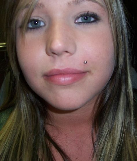 lip piercing :) Piercings Body Ideas, Monroe Piercing Jewelry, Madonna Piercing, Dream Piercings, Medusa Piercing Jewelry, Monroe Piercing, Monroe Piercings, Lip Stud, Medusa Piercing