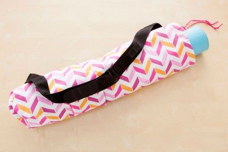 Como hacer un bolso para yoga Diy Yoga, Machines Fabric, Sell Diy, Yoga Mat Bag, Mat Bag, Fabric Scissors, Yoga Bag, Crafts To Make And Sell, Easy Sewing Projects