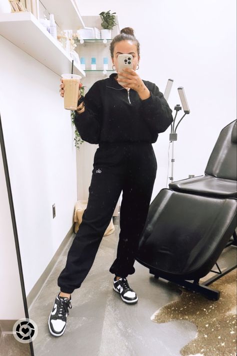 How To Style Black Nike Sweatpants, Dunks With Sweatpants, Dunks Outfit, Black Sweats, Nike Dunks, Street Fashion, Lounge Wear, Sweatpants, Street Style