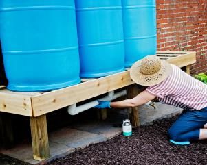 Rainwater Storage, Diy Irrigation, Rain Collection System, Diy Rain Barrel, How To Save Water, Rain Barrel Stand, Rain Barrel System, Barrels Diy, Rain Catcher