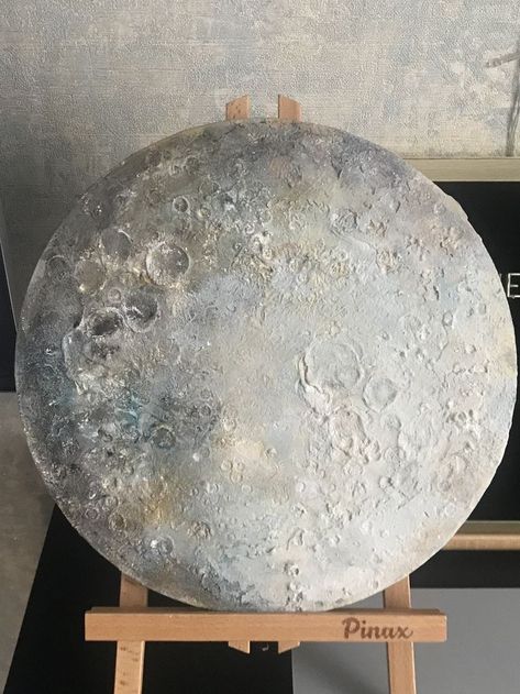 Moon Painting With Texture, Moon Plaster Art, Textured Moon Painting, Moon Texture Painting, Painting Ideas For Beginners Watercolor, Moon Texture Art, Moon Painting Acrylic, Cute Things To Paint, Luna Painting