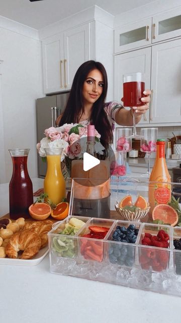 Muna Nijmeh on Instagram: "Mother’s Day Mimosa Bar 🥂   Here’s a fun idea to add to your Mother’s Day celebration!   Set up a mimosa bar with some champagne, juices, as well as your favorite fruit add ins! I added some sweet treats and also used my ice mold to create this gorgeous grapefruit ice champagne holder!  This is guaranteed to be a fun stop for your guests and looks so beautiful and festive!  🌺 SAVE THIS IDEA 🌺  #mothersday #brunching #brunchtime #partyideas #homeideas" Best Juices For Mimosa Bar, Virgin Mimosa Bar, Bridal Shower Mimosa Bar Ideas, Champagne Bar Ideas, Mimosa Bar Ideas Brunch Party, Brunch Set Up, Mimosa Ideas, Mimosas Bar, Mimosa Bar Ideas