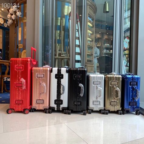 Rimowa Luggage Rimowa Luggage Colors, Tas Traveling, Rimowa Trunk, Expensive Luggage, Rimowa Suitcase, Launch Event Ideas, Rimowa Luggage, Cute Travel Outfits, Cute Luggage