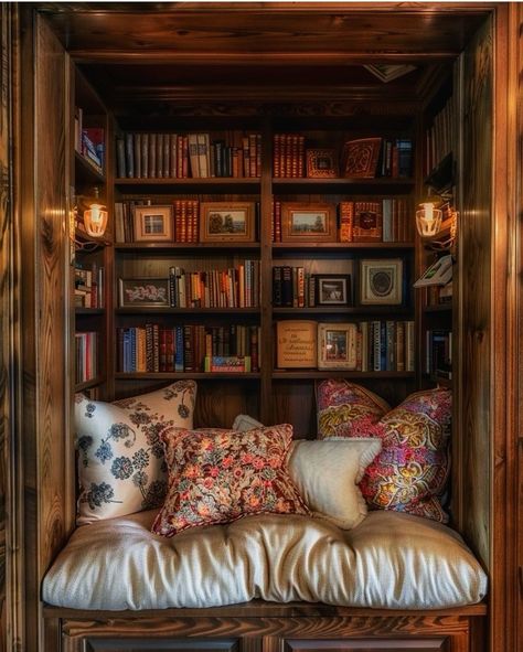 Small Library In House, Built In Book Nook, Small Cozy Library, Charm Aesthetic, Diy Dorm, Modern Wooden House, House Coastal, Reading Space, Wooden House Design