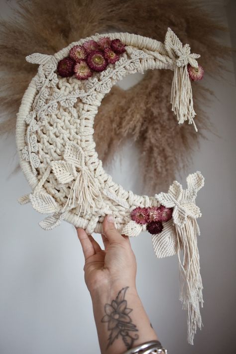 Dried Flower Macrame, Macrame Moon Diy, Macrame Crescent Moon, Flowers Macrame, Moon Macrame, Macrame Circle, Celestial Tapestry, Macrame Colar, Boho Crafts Diy