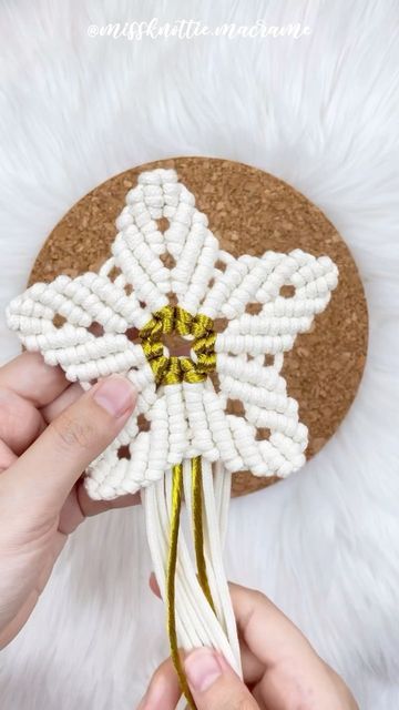 Decoracion Navidad Diy, Knot Guide, Art Macramé, Pola Macrame, Free Macrame Patterns, Macrame Plant Hanger Patterns, Star Tutorial, Macrame Christmas, Macrame Knots Pattern