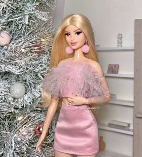 Chanel Radwell no Instagram: “Is it too early to decorate 🥺? I can’t wait for Christmas season 🎄 #instadoll #christmas2021” Realistic Barbie, Barbie Chelsea Doll, Chanel Oberlin, Barbie Fashion Sketches, Baby Barbie, Dress Barbie Doll, Barbies Pics, Barbie Doll Set, Barbie Fashionista Dolls