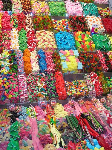 Sleepover Snacks, Candy Club, Sleepover Food, Junk Food Snacks, Christmas Food Dinner, Food Wallpaper, Think Food, Pick And Mix, Colorful Candy