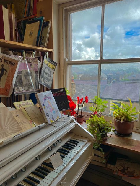 Dream Life Musician, Piano In Room, Piano In Bedroom, Bedroom With Piano, Aesthetic Study With Me, Study Core Aesthetic, Dark Autumn Aesthetic, Aesthetic Piano, Aesthetic Study Motivation