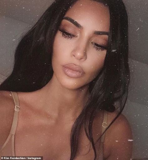 Pouty: Kim wore a full makeup look for the photo with a dark smokey eye and a plump nude lip Kim K Makeup, Kim Kardashian Kylie Jenner, Kardashian Makeup, Kardashian Kylie Jenner, Kim Kardashian Makeup, Looks Kylie Jenner, Robert Kardashian, Makijaż Smokey Eye, Teen Choice Awards