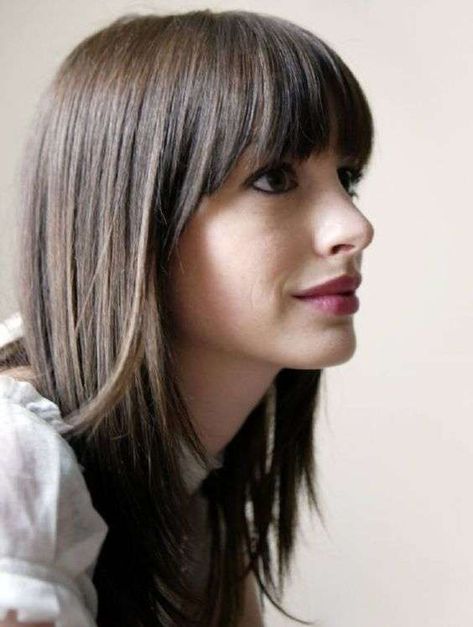 formas de llevar cabello lacio fleco Medium Straight Haircut, Medium Length Hair Straight, Straight Across Bangs, Straight Hair Cuts, Nice Hair, 짧은 머리, Long Hair Girl, Anne Hathaway, 인물 사진