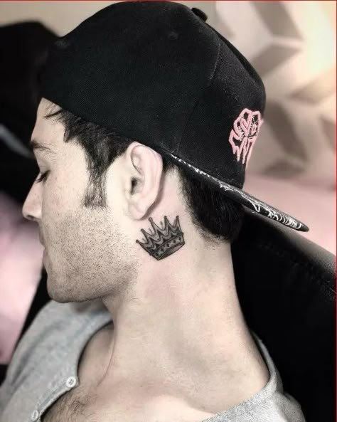 Matching Tattoos Simple, Crown Tattoos For Men, Crown Neck Tattoo, A Crown Tattoo, Crown Tattoo Ideas, Crown Tattoo Men, King Crown Tattoo, Men Flower Tattoo, Crown Tattoos