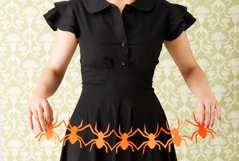 Halloween Paper Cutouts [Halloween Templates] spider paper garland template Diy Halloween Garland, Diy Halloween Dekoration, Halloween Girlande, Halloween Art Projects, Halloween Craft Projects, Hallowen Ideas, Homemade Halloween Decorations, Diy Halloween Decor, Halloween Garland