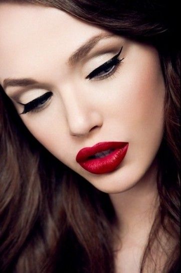 Make up anni 50, labbra rosse Maquillage Pin Up, Fall Makeup Trend, Pin Up Makeup, Party Make-up, Makeup Tip, Cat Eye Makeup, Evening Makeup, Hair And Beauty, Day Makeup