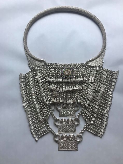 Hmong Jewelry, Hmong Necklace, Native American Indians, Beautiful Dress, Metal Jewelry, Fashion Ideas, One Day, Sustainable Fashion, Antique Jewelry