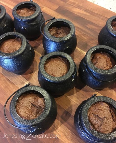 Cauldron Cakes Harry Potter, Harry Potter Cauldron, Cauldron Cakes, Small Cauldron, Cauldron Cake, Black Cupcakes, Harry Potter Halloween Party, Small Cupcakes, Harry Potter Potions