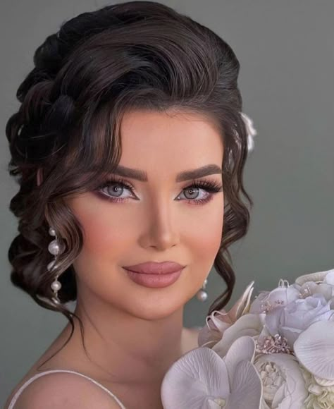 Sanggul Cepol, Wedding Hairstyles With Crown, Black Wedding Hairstyles, Glam Wedding Makeup, Bridal Hair Inspiration, Quince Hairstyles, Wedding Makeup Looks, Wedding Hair Inspiration, Bride Makeup