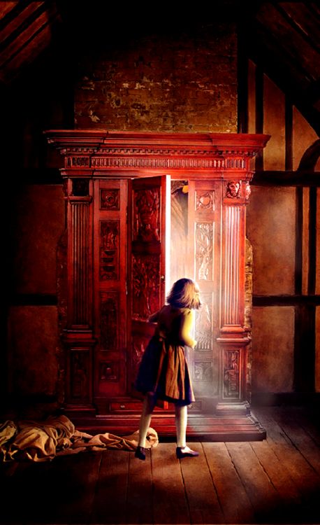 Horror Movie Lighting, Narnia Wallpaper, Horror Atmosphere, Ghost Paranormal, Aesthetic Horror, Horror Scene, Narnia Movies, Lucy Pevensie, Narnia 3