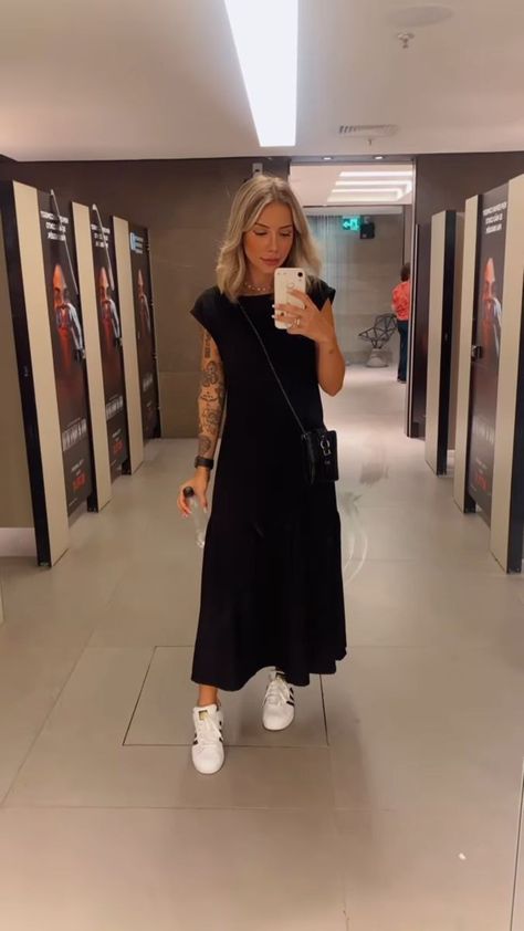 Long Black Dress And Sneakers Outfit, Long Dress With Tennis Shoes, Black Tshirt Dress Outfit Summer, Outfit Tenis Adidas, Outfit Vestido Y Tenis, Outfits Con Tenis Adidas, Outfit Vestido Largo, Black Full Sleeve Dress, Dresses With Tennis Shoes