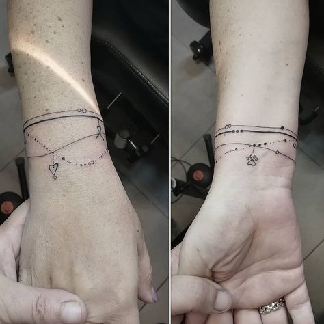 Braclet Tattoo, Tattoos Pulseras, Charm Bracelet Tattoo, Bff Tats, Lotusblume Tattoo, Wrist Bracelet Tattoo, Charm Tattoo, Tiny Wrist Tattoos, Cool Wrist Tattoos