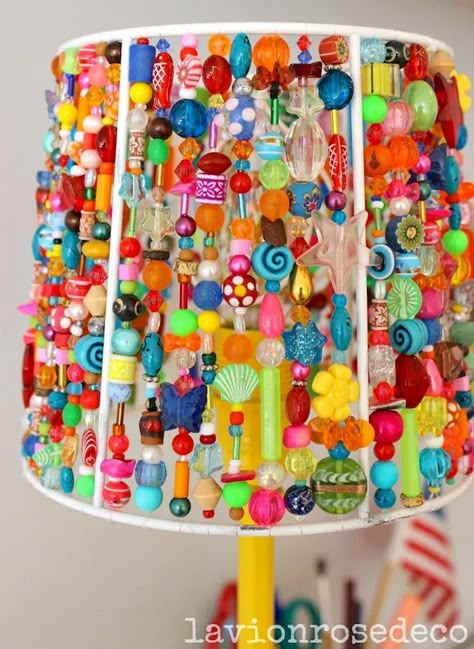 Diy Lampshade Makeover, Lamp Shade Crafts, Diy Lampshade, Floral Lampshade, Koti Diy, Beaded Lampshade, Diy Lego, Lampshade Makeover, Diy Lamp Shade