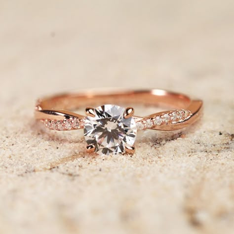 Jewelry Aesthetic Trendy Gold Jewelry Round Engagement Ring Simple Band, Weddint Rings, Moissanite Engagement Ring Simple, Engagement Rings Rosegold, Small Rose Gold Engagement Ring, Pretty Simple Wedding Rings, Future Engagement Rings Gold, Round Diamond Ring Designs, Simple Engagement Rings Rose Gold