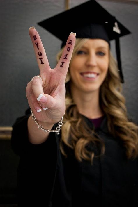 write something in your finger Graduation Pic Ideas, Graduation Cap And Gown, Graduation Poses, Graduation Picture, Graduation Picture Poses, Graduation Photography, Graduation Photoshoot, Two Fingers, Grad Pics