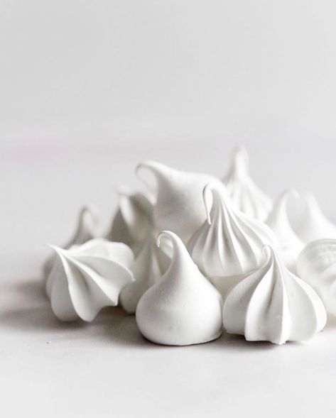 3,784 Likes, 36 Comments - Foodtography School (@foodtographyschool) on Instagram: “dreaming of a white meringue christmas. photo by foodtography alum, @misspetel. #foodtographyschool” Meringue Christmas, Bake Sale Packaging, Dessert House, Meringue Kisses, Pop Cupcakes, White Food, Meringue Cookies, Sugar Cake, Foto Art