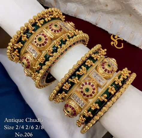 Bridal Bangle Set Indian, Wedding Jewellery Designs, Bridal Jewelry Sets Brides, Bridal Jewellery Inspiration, Unique Bridal Jewelry, Indian Bridal Jewelry Sets, Fancy Jewelry Necklace, Bridal Jewelry Vintage, Pretty Jewelry Necklaces