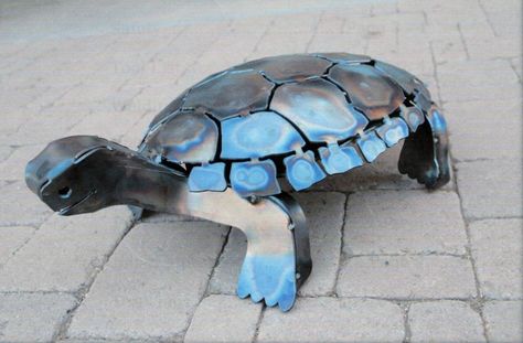 Cool - turtle made with 4 plates of steel cut into pattern, then bent into shape and/or tack-welded Stick Welding Projects, Miller Welding, Turtle Stuff, Stick Welding, Metal Sculpture Artists, Welding Training, Man Cave Building, Diy Solar Panel, Solar Power Diy