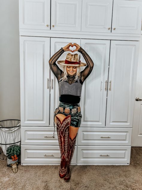 Date night look, cowgirl chic look, black western outfit, red boots, western boots Red Cowgirl Boots Outfit, Black Western Outfit, Pink And Red Outfit, Outfit Inspo Pink, Outfit Date Night, Western Outfit, Outfit Red, Boots Western, Cowgirl Chic