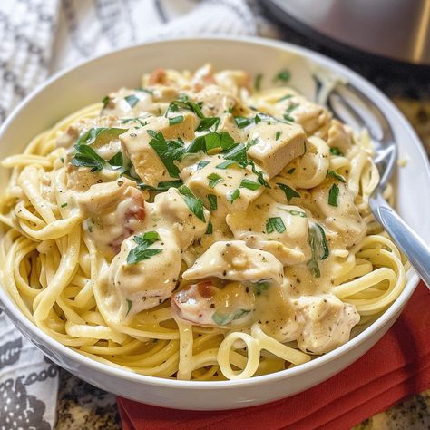 Easy Crockpot Chicken Alfredo Recipe - creamy and delicious, perfect for a hassle-free dinner! Crockpot Chicken Alfredo Recipes, Easy Crockpot Chicken Alfredo Recipe, Hamburger Steak With Onions, Cheeseburger Meatloaf Recipes, Steak With Onions, Alfredo Recipes, Crockpot Chicken Alfredo, Hamburger Steak Recipes, Hamburger Potato Casserole