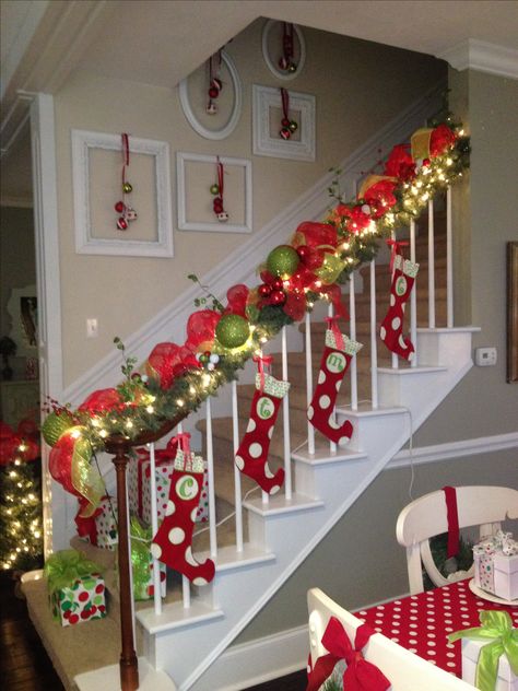 Tied stocking's to railings with ribbon. Hung ornaments on antique picture frames Christmas Party Decorations Diy, Christmas Stairs Decorations, Christmas Staircase Decor, Dekorasi Halloween, Christmas Stairs, Christmas Staircase, Best Christmas Lights, Grinch Christmas Decorations, Stair Decor