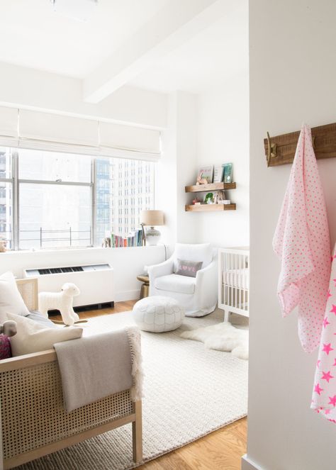 Designing the perfect NYC baby room: http://www.stylemepretty.com/living/2016/08/24/designing-a-chic-nyc-apartment-with-room-for-baby-in-under-9-months/ Photography: Claire Esparros - https://www.instagram.com/claireesparros/?hl=en Chic Nyc Apartment, Nursery Guest Room Combo, Apartment Nursery, Nursery Guest Room, City Baby, Kids Room Interior Design, Nursery Room Design, New York City Apartment, Inspired Interiors