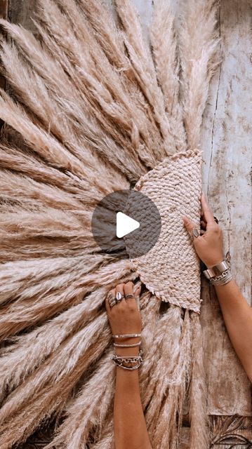 Michaela Haban | Bohème aesthetic | Fashion | Creativity on Instagram: "DIY Bohemian Pampasgrass home deco piece 🌾.  You only need : * ��pampas grass * ��one placemat * ��a small piece of cardboard * ��hot glue  #pampasgrass #pampasgrassdecor #diyinspiration #bohointerior #bohodecor #bohodecoration #wallhangingdecor #bohemiandecor #bohemianhome #bohohome #aestheticreels #bohoinspo #boholiving #boholifestyle #mybohohome #diydecor #diyideas #diyhomedecor #mybohohome #bohemianliving #diyhome #bohovintage #seeksimplicity #decorgoals" Pampas Grass In Vase, Diy Boho Wall Decor, Diy Boho Home Decor, Pampas Decor, Hone Decor, Diy Bohemian, Boho Inspo, Boho Crafts Diy, Pampas Grass Decor