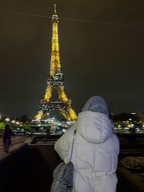 paris winter inspo wallpapers inspiration Paris Photo Ideas, Girl In Paris, Paris Winter, Paris Tour Eiffel, Travel Picture Ideas, Brush Background, Aesthetic Clothing Stores, Selfie Poses Instagram, Hijabi Style