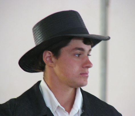 Young Amish man with black straw hat Amish Aesthetic, Amish Life, Amish Beard, Amish Photography, Amish Men, Black Straw Hat, Amish Culture, Amish Community, Colonial America