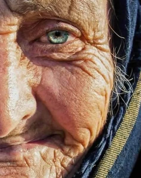 Old Age Makeup, Kingfisher Painting, Medusa Art, Old Portraits, Drawing People Faces, Photos Of Eyes, Old Faces, Have A Good Time, Instagram Ideas Photography