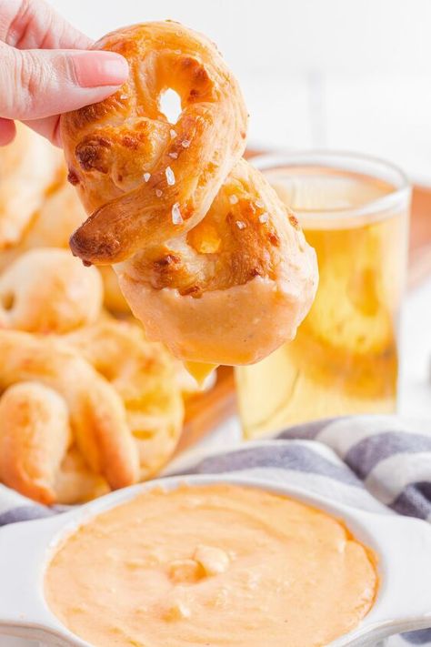 Pretzel Beer Cheese Dip, Pretzel Beer Cheese, Beer Cheese Dip Recipe, Beer Cheese Sauce, Cheese Dips, Pretzel Cheese, Beer Cheese Dip, Cheese Dip Recipes, Non Alcoholic Beer