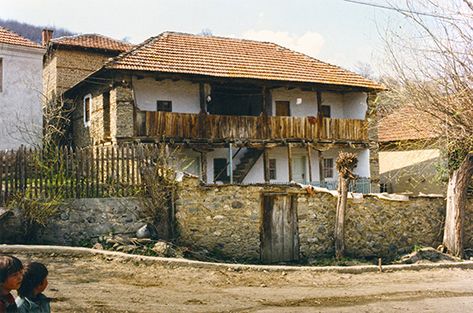 Balkan Vernacular Architecture : Strpce - Kosovo Balkan Architecture, Serbian Architecture, Walled Courtyard, Open Gallery, Vernacular Architecture, Roof Framing, Wood Construction, Stone Wall, Urban Design