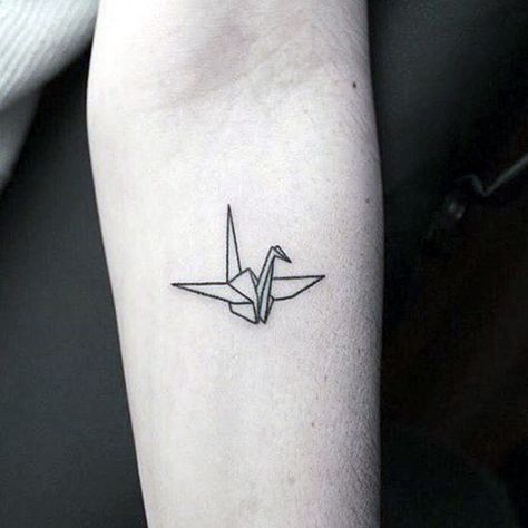 Lovely Origami Tattoo Designs (In Trend) (13) Paper Crane Tattoo, Swan Tattoo, Origami Tattoo, Crane Tattoo, Sister Tattoo, Tattoo Trend, Tattoo Paper, Origami Design, Origami Crane