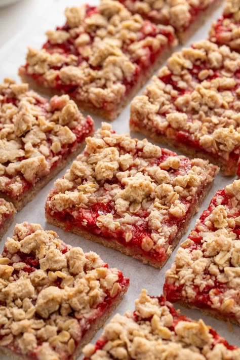 Strawberry Oatmeal Bars Recipe | My Baking Addiction Homemade Strawberry Filling, Strawberry Granola Bars, Oatmeal Bars Recipes, Oats Snacks, Strawberry Oatmeal Bars, No Bake Oatmeal Bars, Strawberry Bars, Oatmeal Toppings, Strawberry Oatmeal