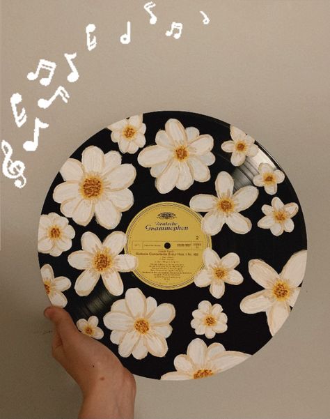 Record Painting Ideas Flowers, Painted Records Flowers, Vinyl Paintings Easy, Painted Records Aesthetic, Painting On A Record, Vinyl Records Painting, Vynil Paint Ideas, Vynil Paintings, Vinyl Painting Ideas Easy