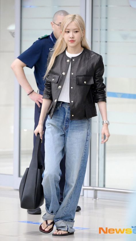 ROSÉ AT ICN AIRPORT. #ROSÉ #Roséblackpink #kpop #bprosé #kpop #gg Rose Fashion, Icn Airport, All Eyes On Me, Casual Day Outfits, 가을 패션, Airport Outfit, Blackpink Fashion, Kpop Outfits, Korean Outfits